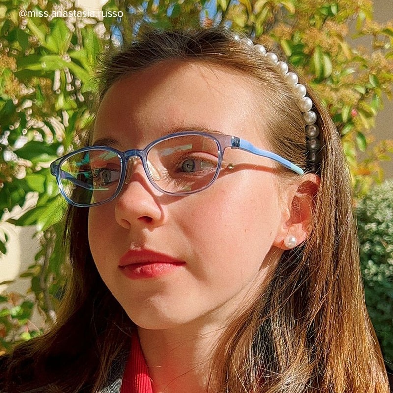 liltte girl kids with prescription glasses