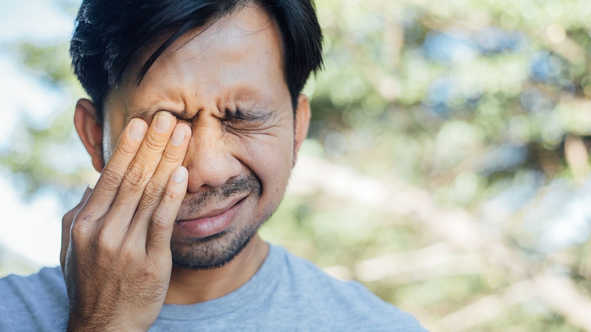 Optometry causes sore eyes in man