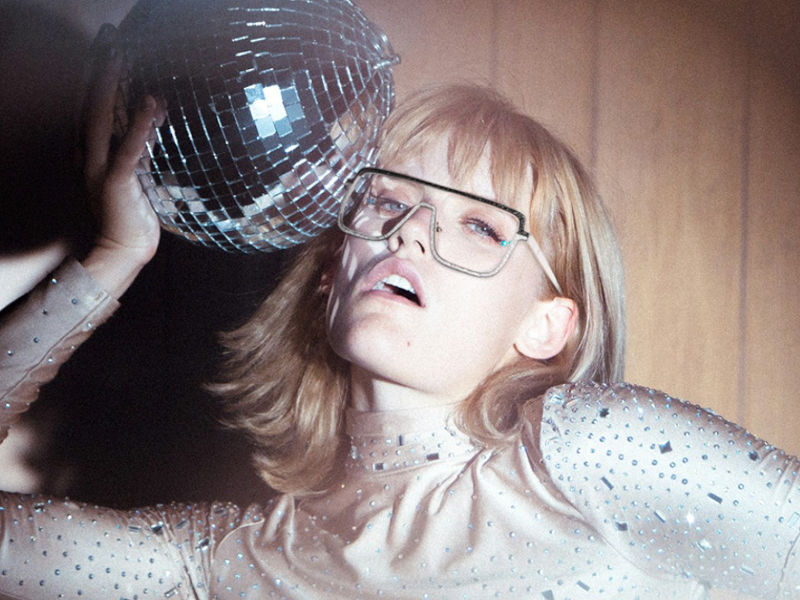 Dance floor queen dress glitters